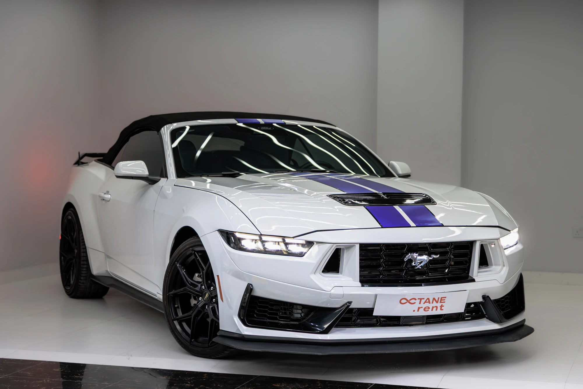 Ford Mustang New Gen Convertible Branco e Azul Ford Mustang New Gen Convertible Branco e Azul