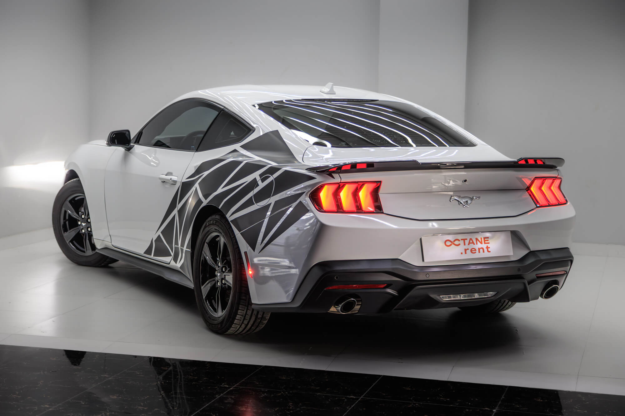 Ford Mustang New Gen белый и черный Ford Mustang New Gen белый и черный