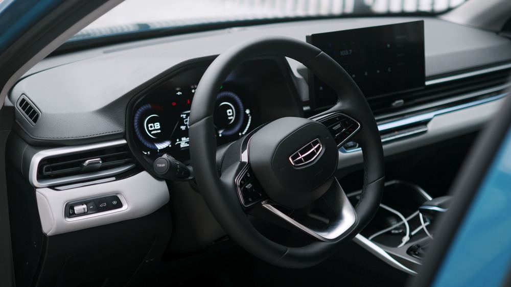 Hvor pålidelige er Geely-biler på vejene i De Forenede Arabiske Emirater? Geely Emgrand i De Forenede Arabiske Emirater