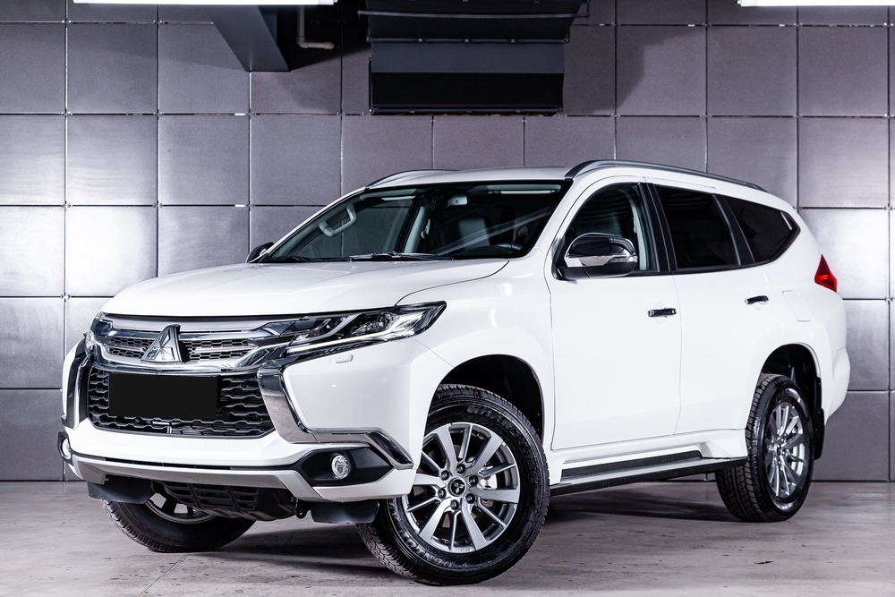 Desarrollo de la industria del automóvil en los EAU en 2025 Mitsubishi Pajero en Dubai
