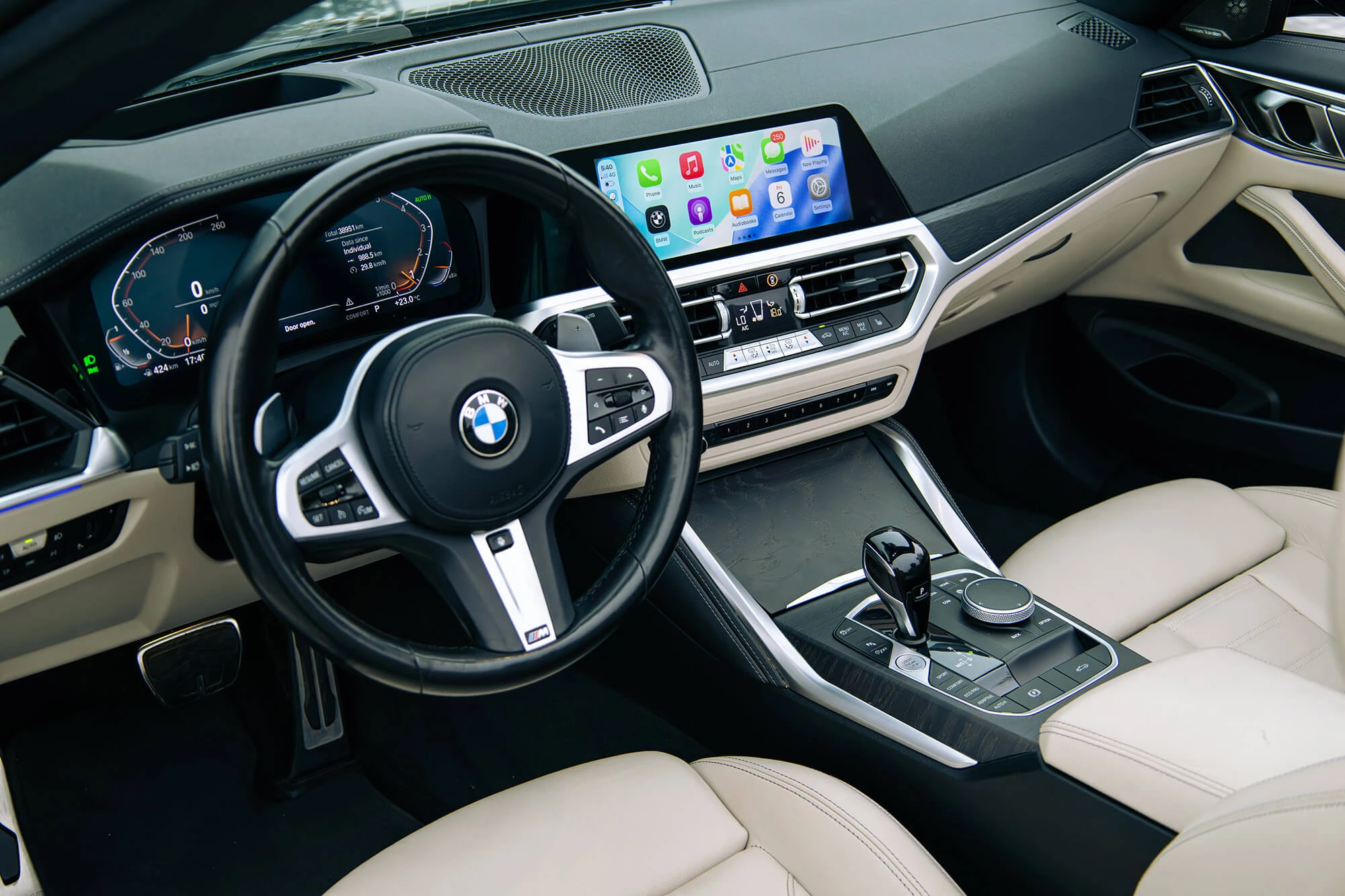 سيارة BMW 430i xDrive المكشوفة باللون الأزرق