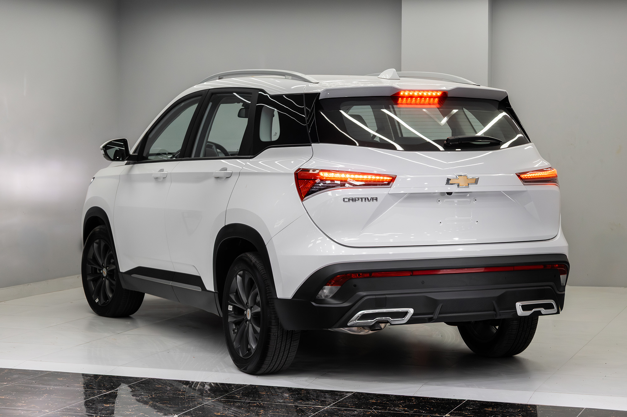 Chevrolet Captiva White