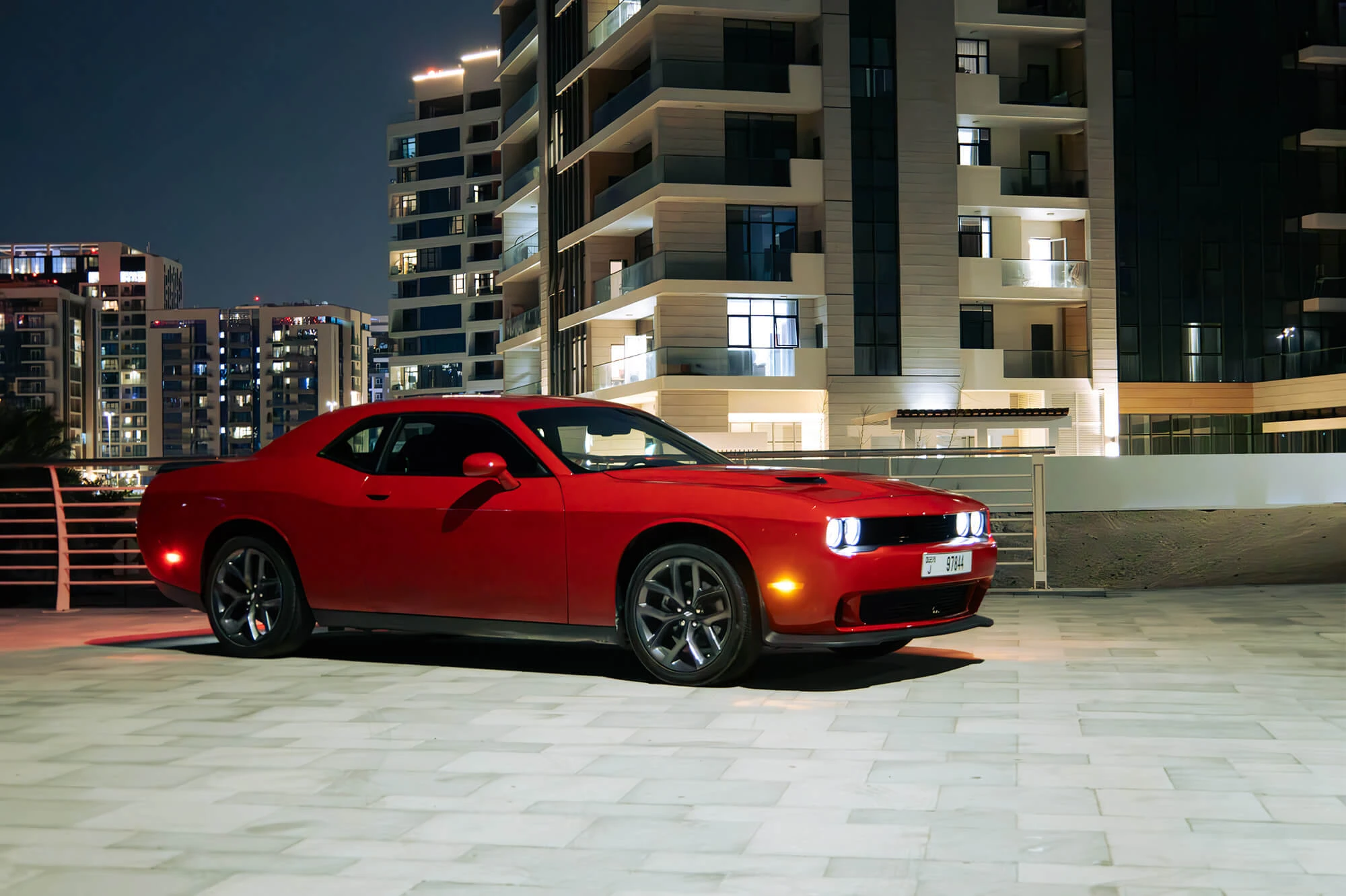 Dodge Challenger אדום Dodge Challenger אדום