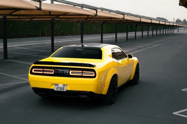 Dubai'de Dodge Challenger R/T Scat Pack Yellow Kiralama - Octane.Rent