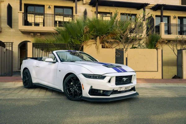 Ford Mustang New Gen Convertible Branco e Azul Ford Mustang New Gen Convertible Branco e Azul
