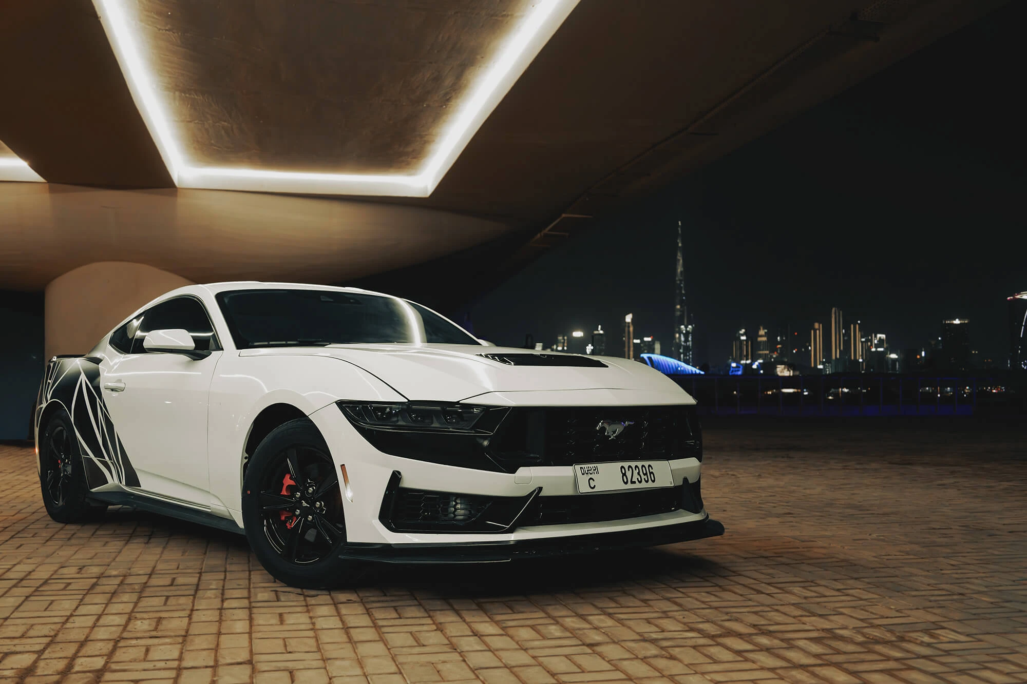 Ford Mustang Nova Geração Branco e Preto