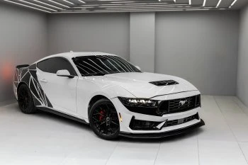 Ford Mustang Yeni Nesil Beyaz ve Siyah