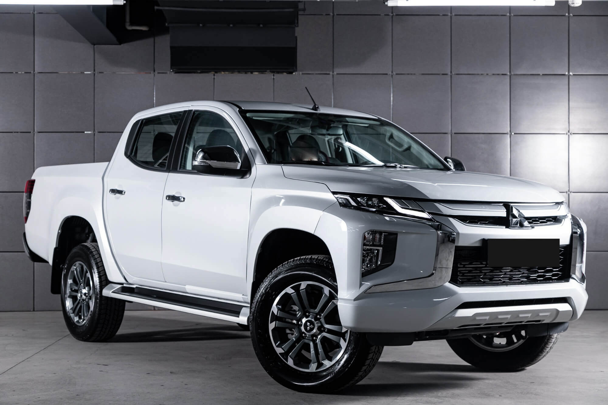 Mitsubishi L200 White