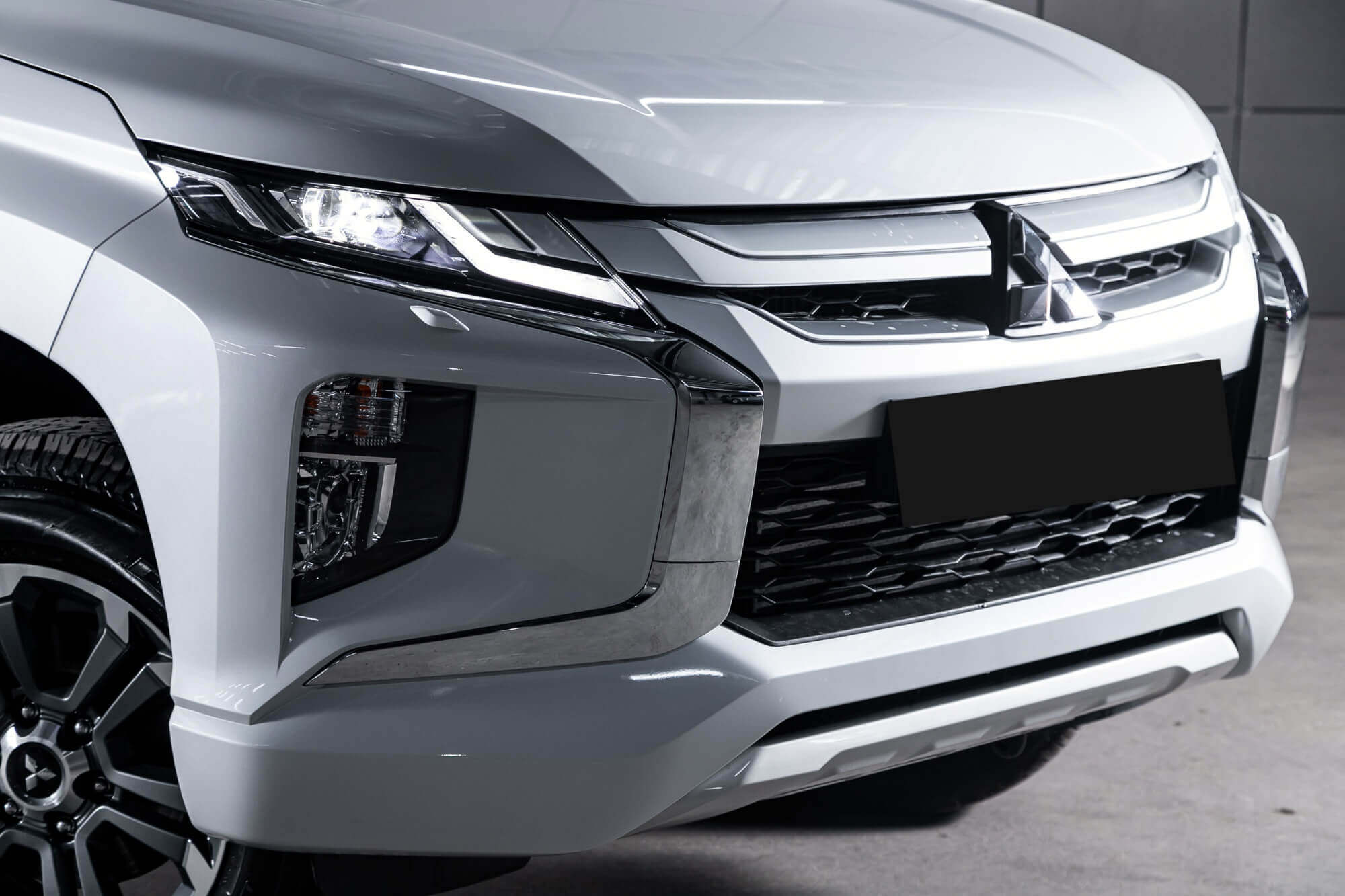 Mitsubishi L200 White