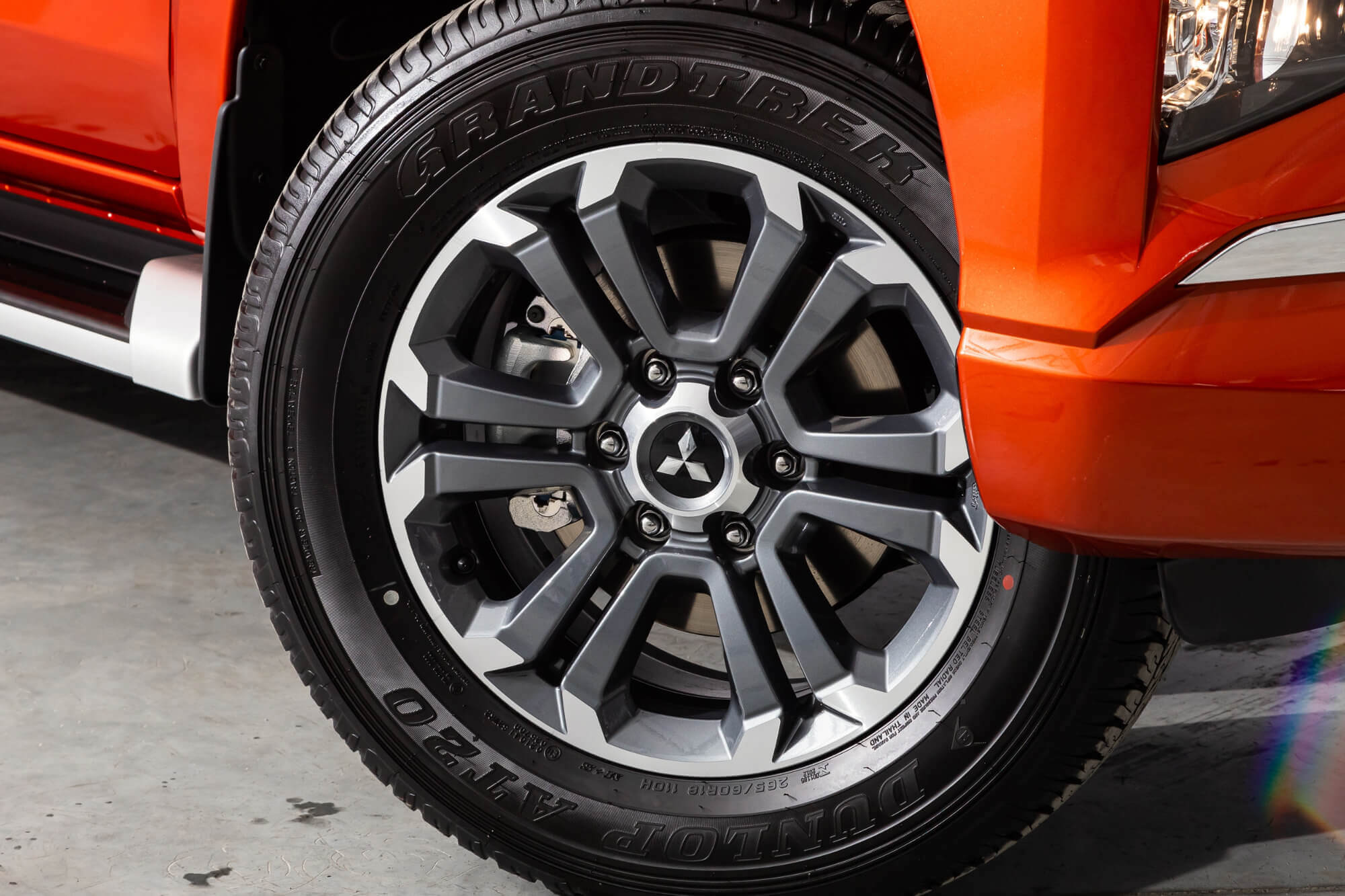 Mitsubishi L200 Orange