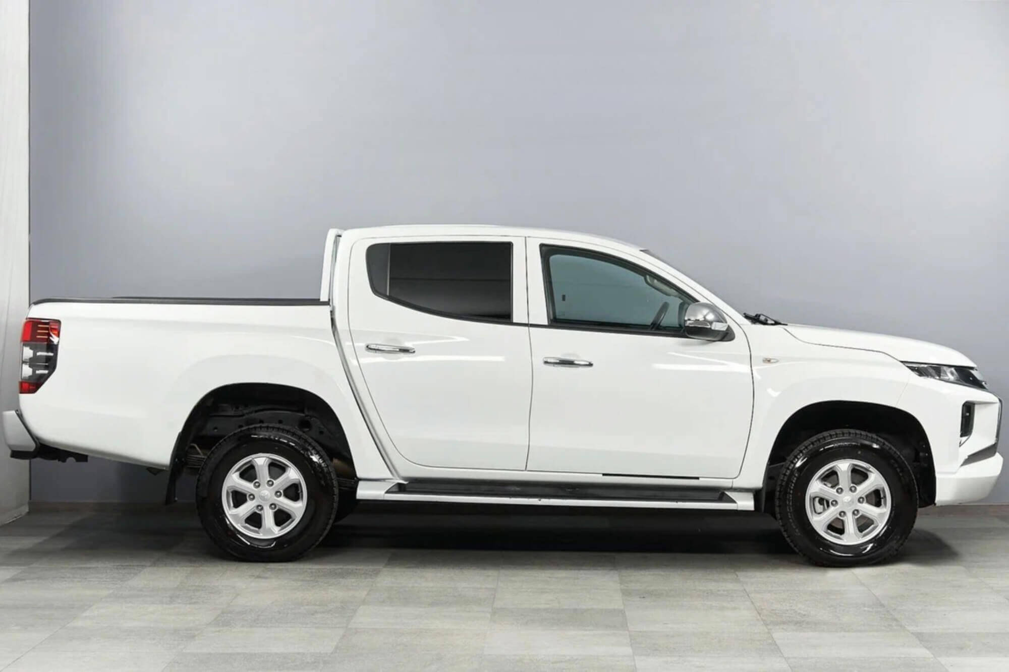 Mitsubishi L200 White