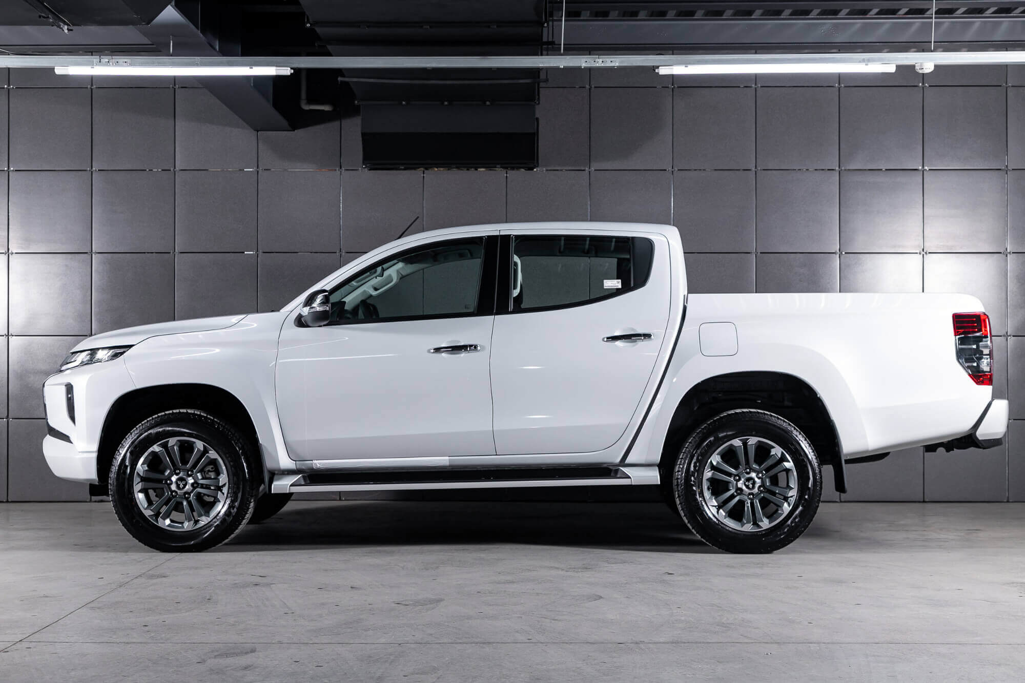 Mitsubishi L200 White