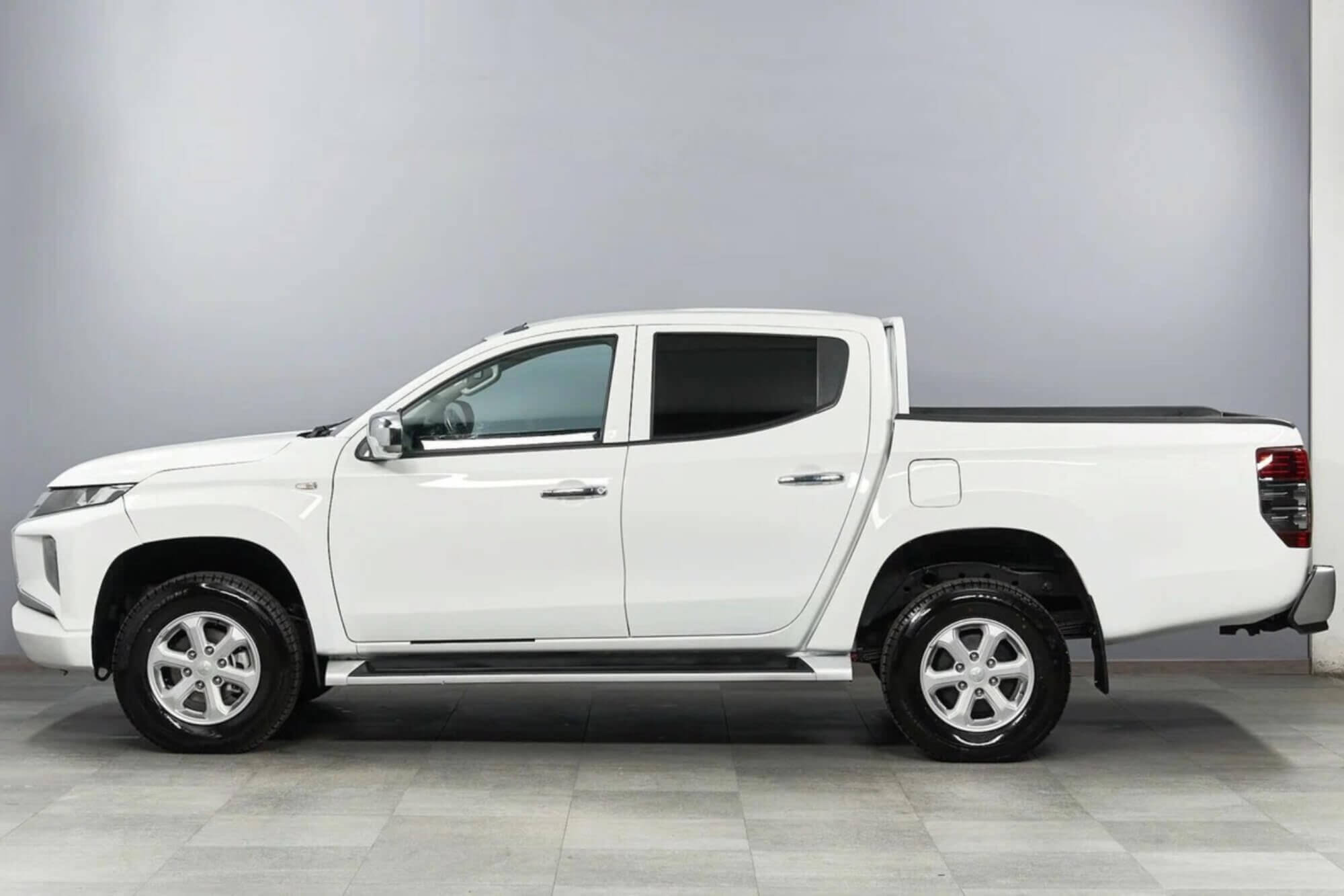 Mitsubishi L200 White