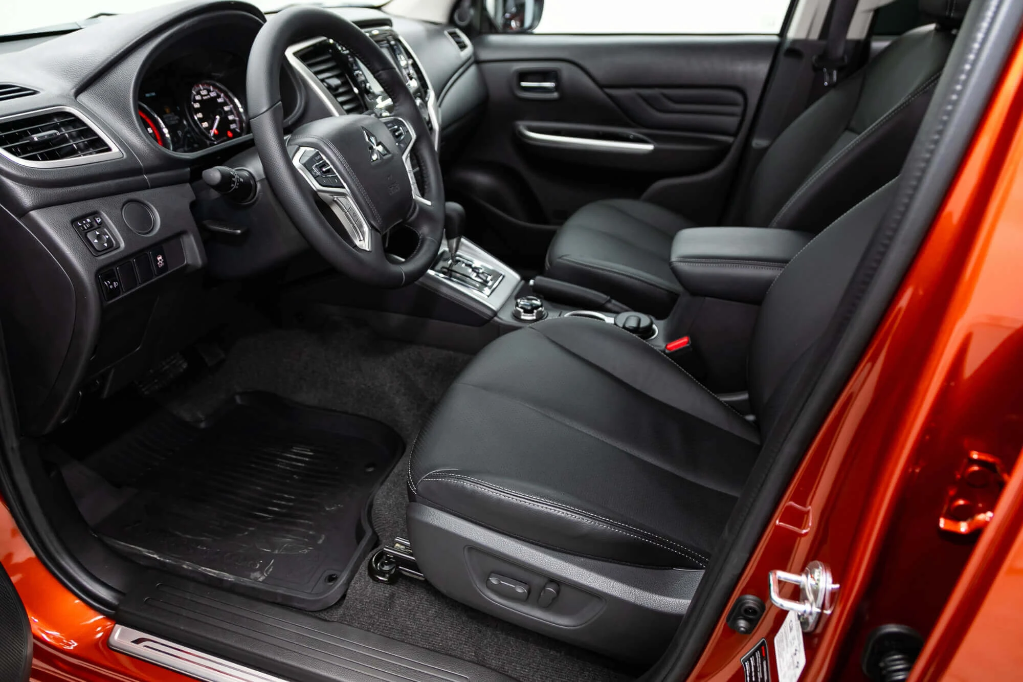 Mitsubishi L200 כתום Mitsubishi L200 כתום