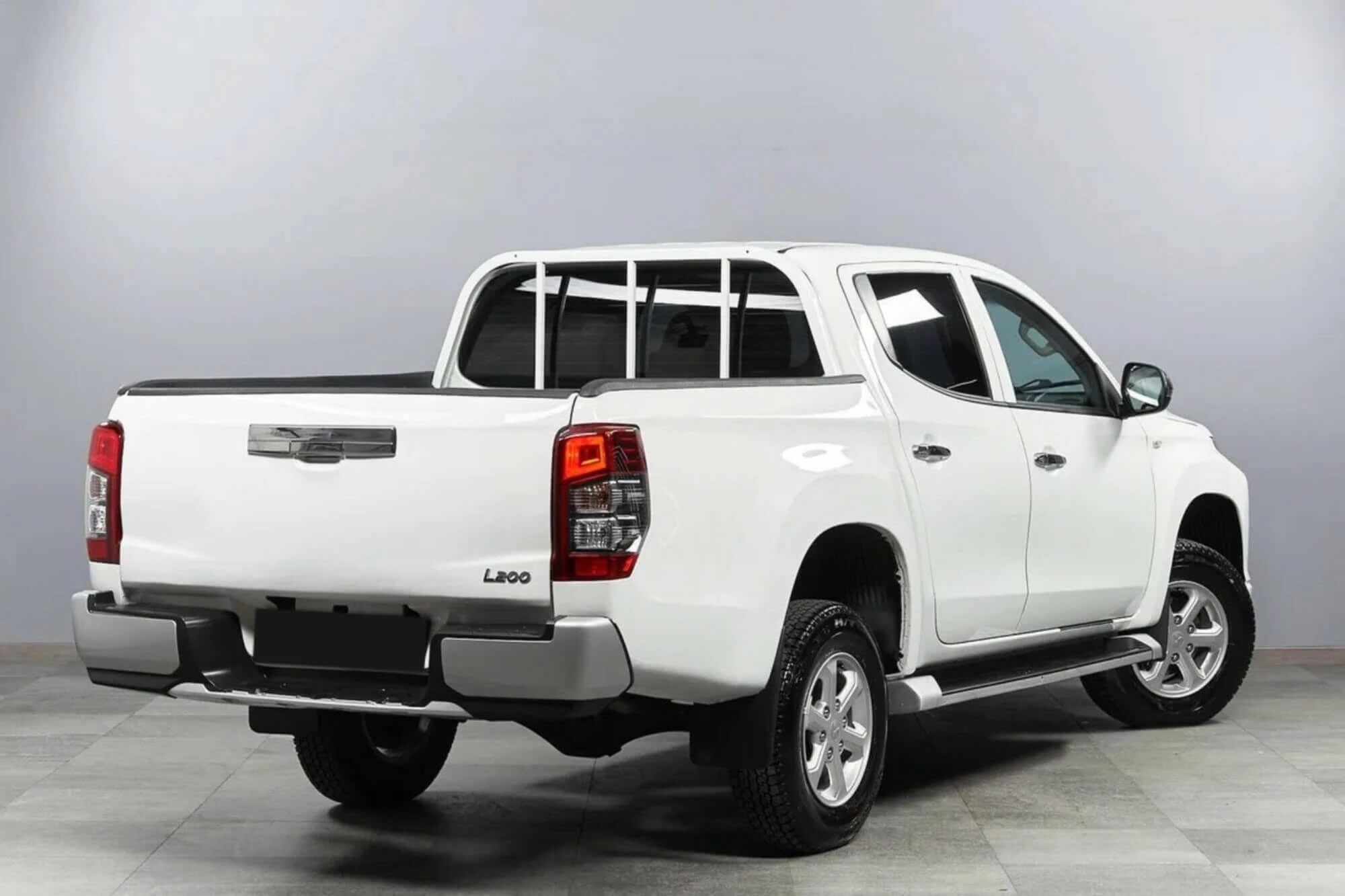 Mitsubishi L200 לבן Mitsubishi L200 לבן