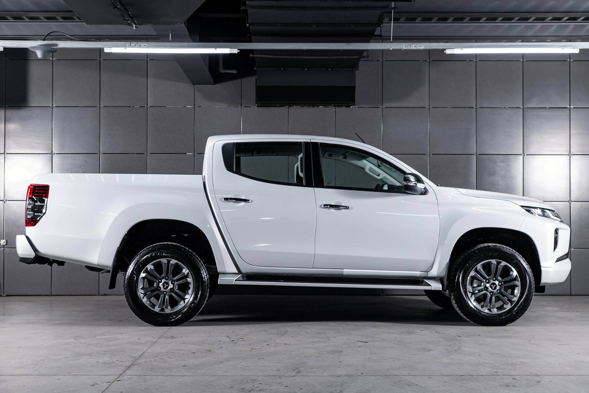 Mitsubishi L200 White