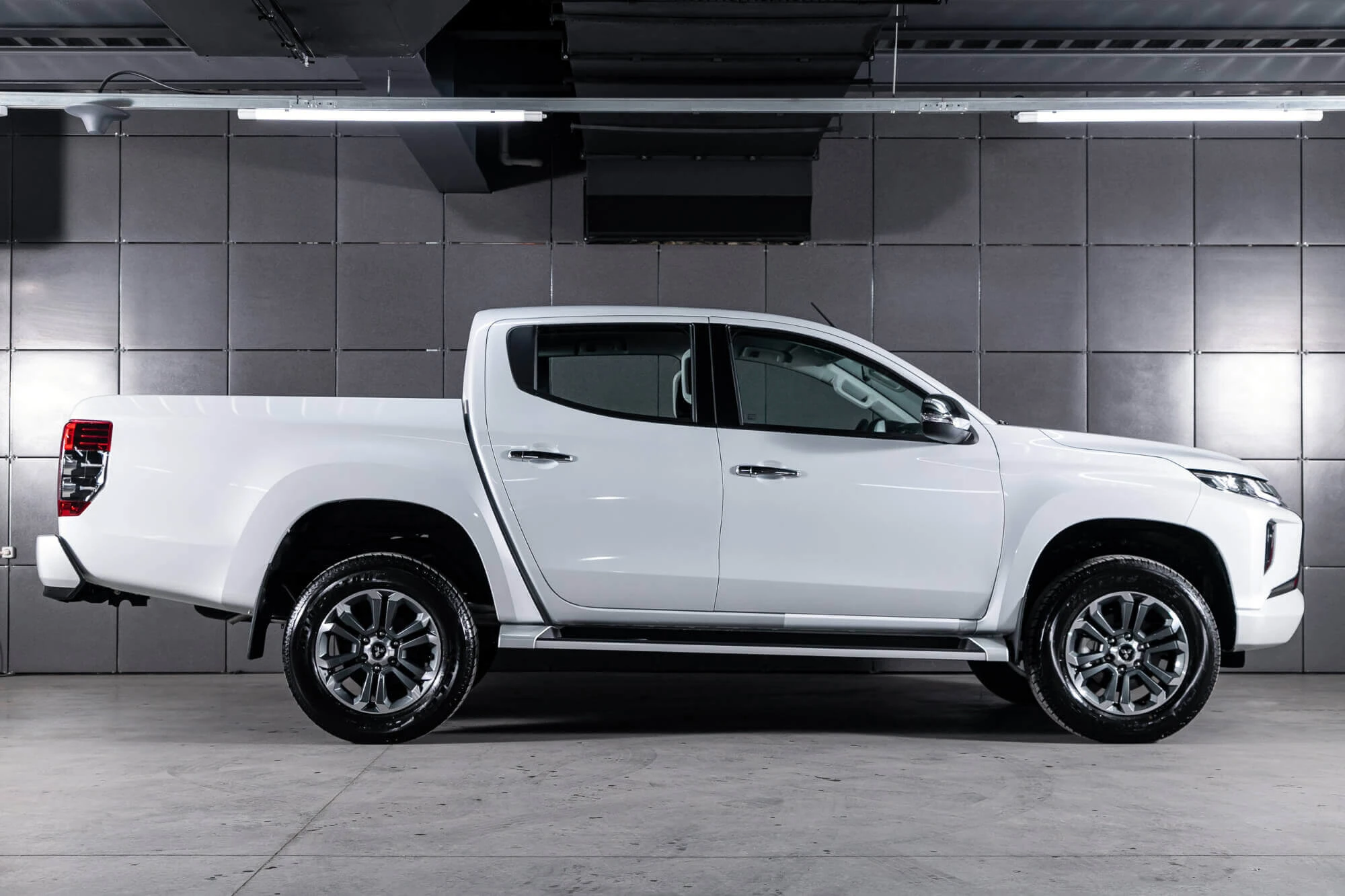 Mitsubishi L200 לבן Mitsubishi L200 לבן