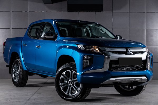 Mitsubishi L200 Bleu