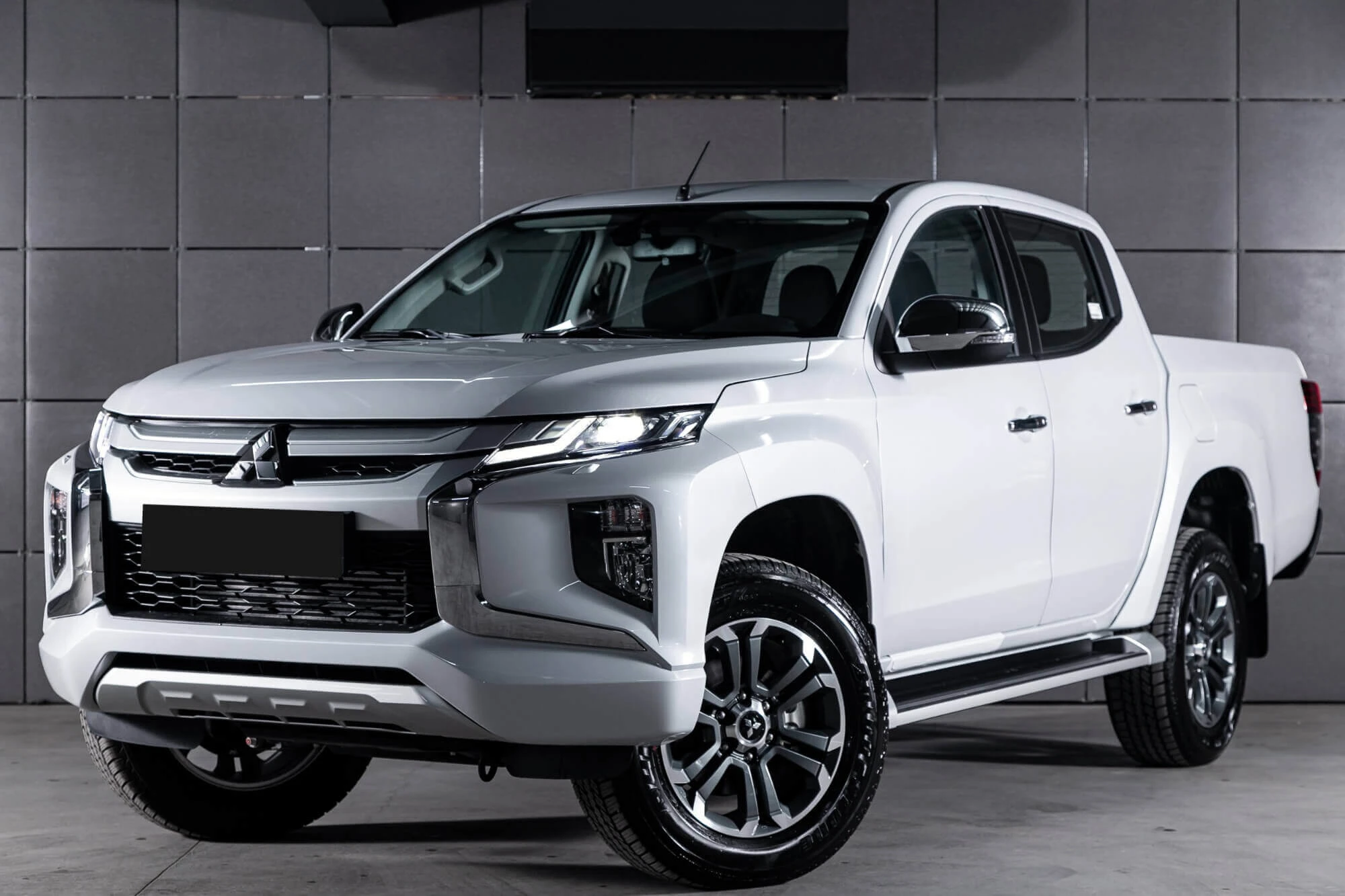 Mitsubishi L200 לבן Mitsubishi L200 לבן