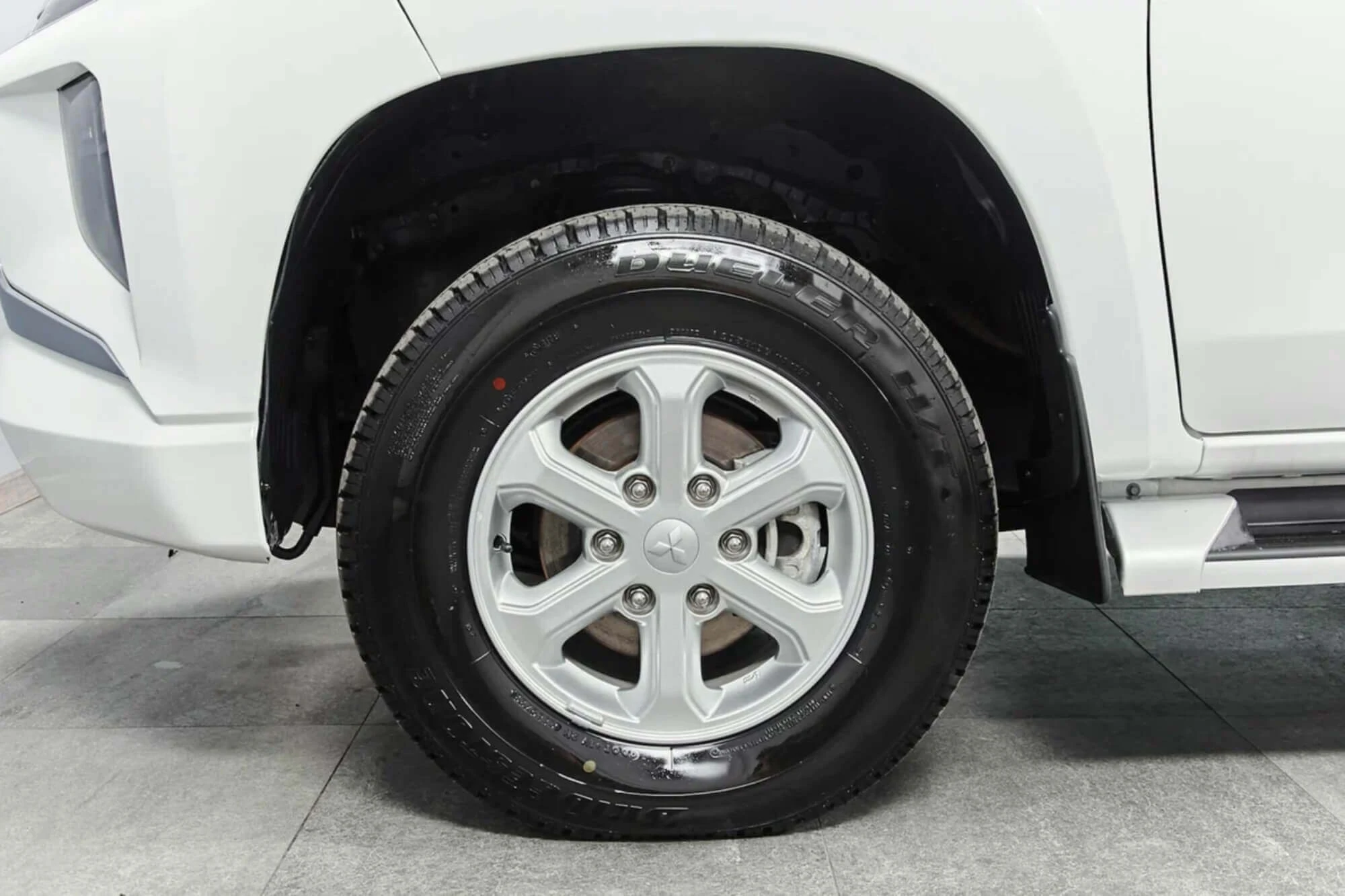 Mitsubishi L200 לבן Mitsubishi L200 לבן