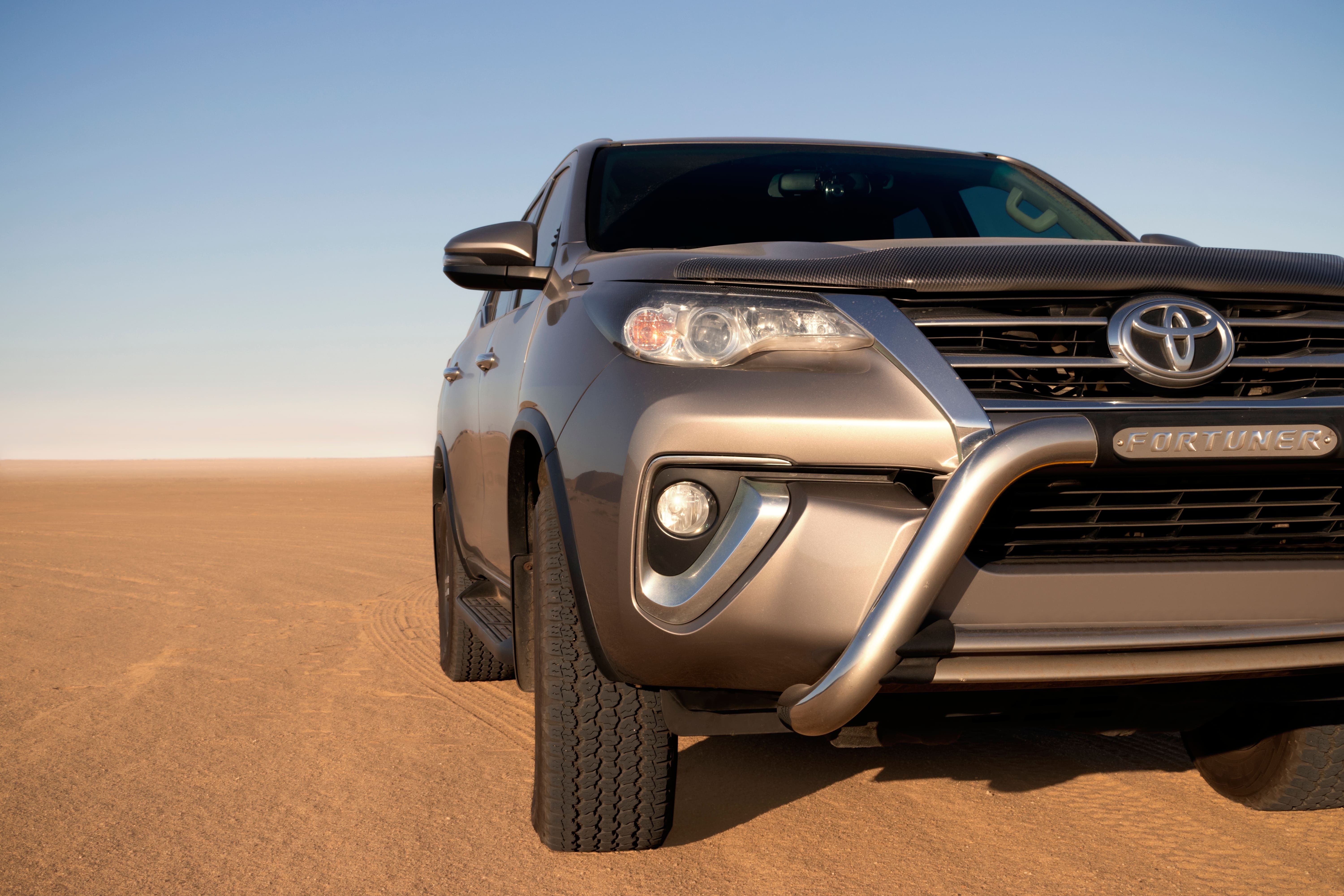 مقارنة بين نيسان تيرا وتويوتا فورتشنر متوسطة الحجم متعددة الاستخدامات في الإمارات العربية المتحدة تويوتا فورتشنر في دبي