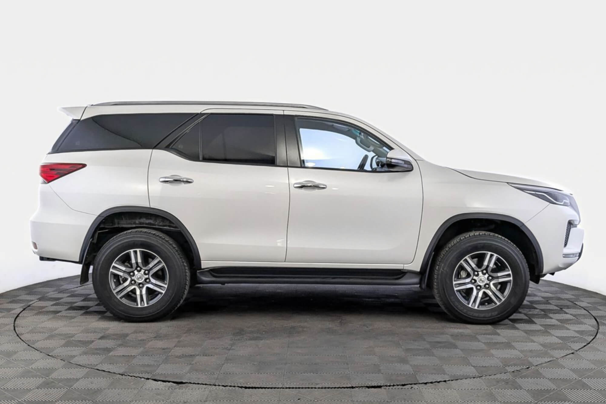 Toyota Fortuner White