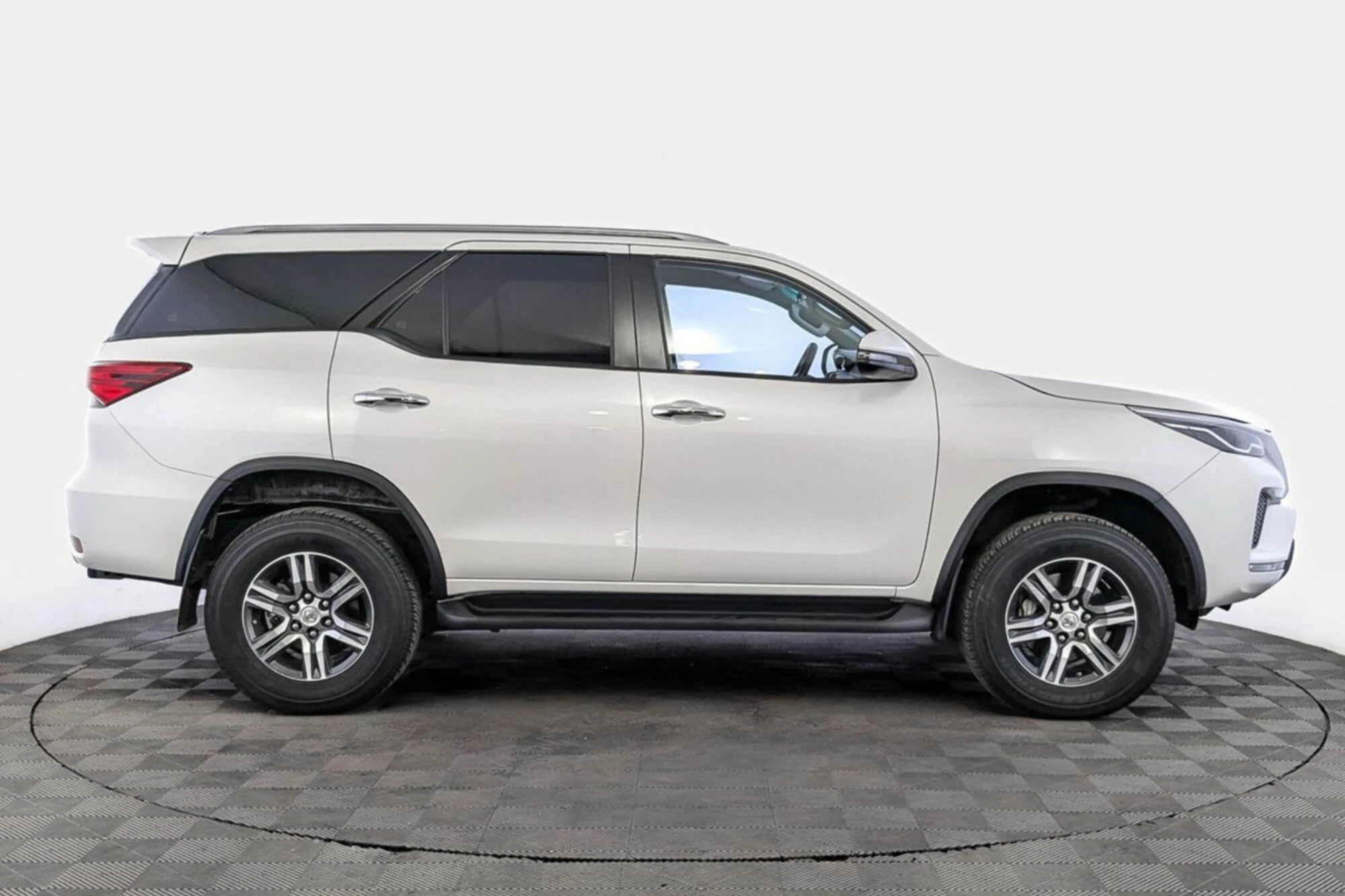 Toyota Fortuner לבן Toyota Fortuner לבן