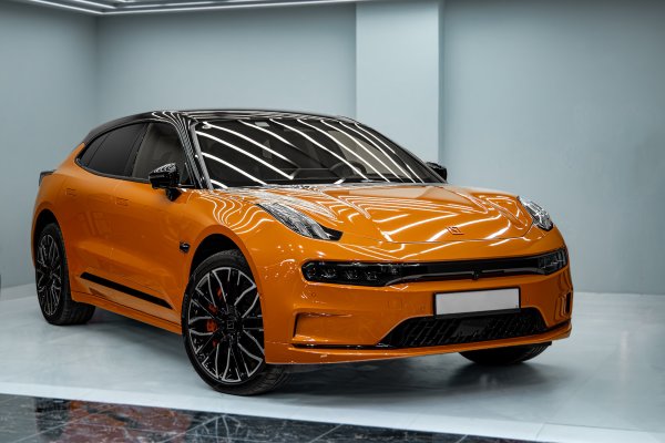 Zeekr 001 Naranja