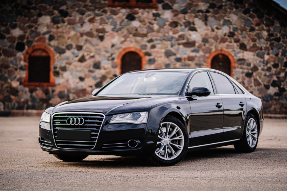 Le migliori auto per riunioni di lavoro e viaggi aziendali a Dubai Audi A8 a Dubai