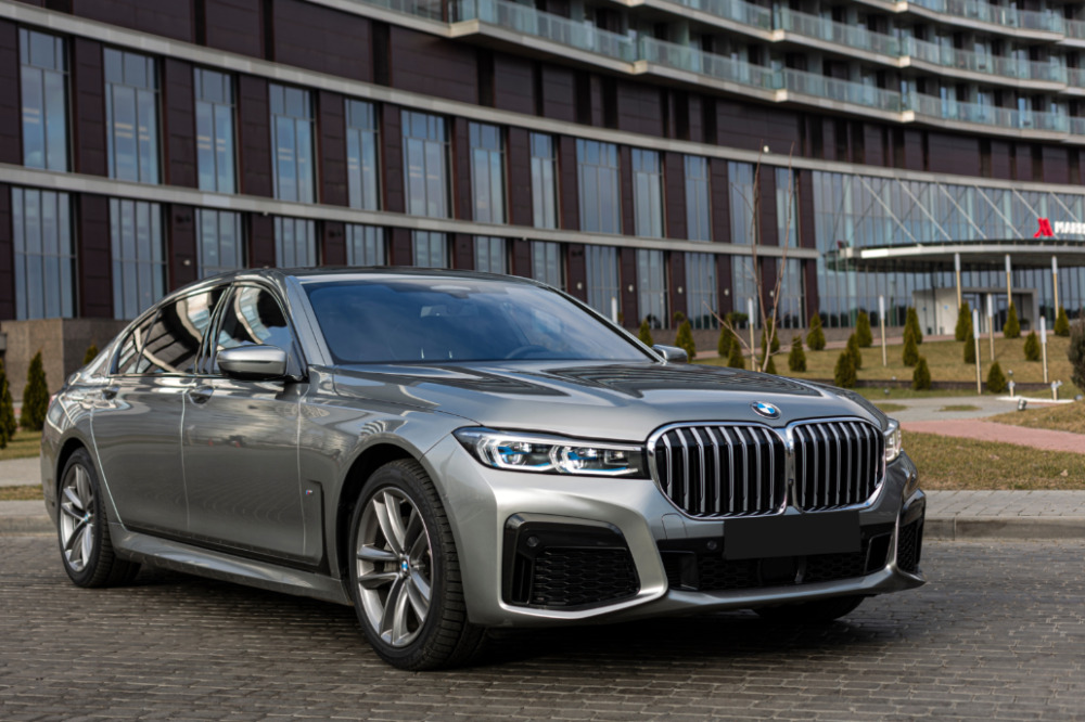 Le migliori auto per riunioni di lavoro e viaggi aziendali a Dubai BMW Serie 7 a Dubai