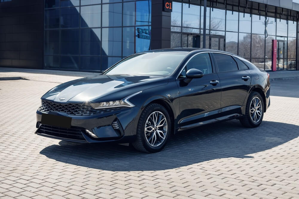 Kia K5 vs Honda Civic: Comparação completa para uma condução quotidiana Kia K5 no Dubai