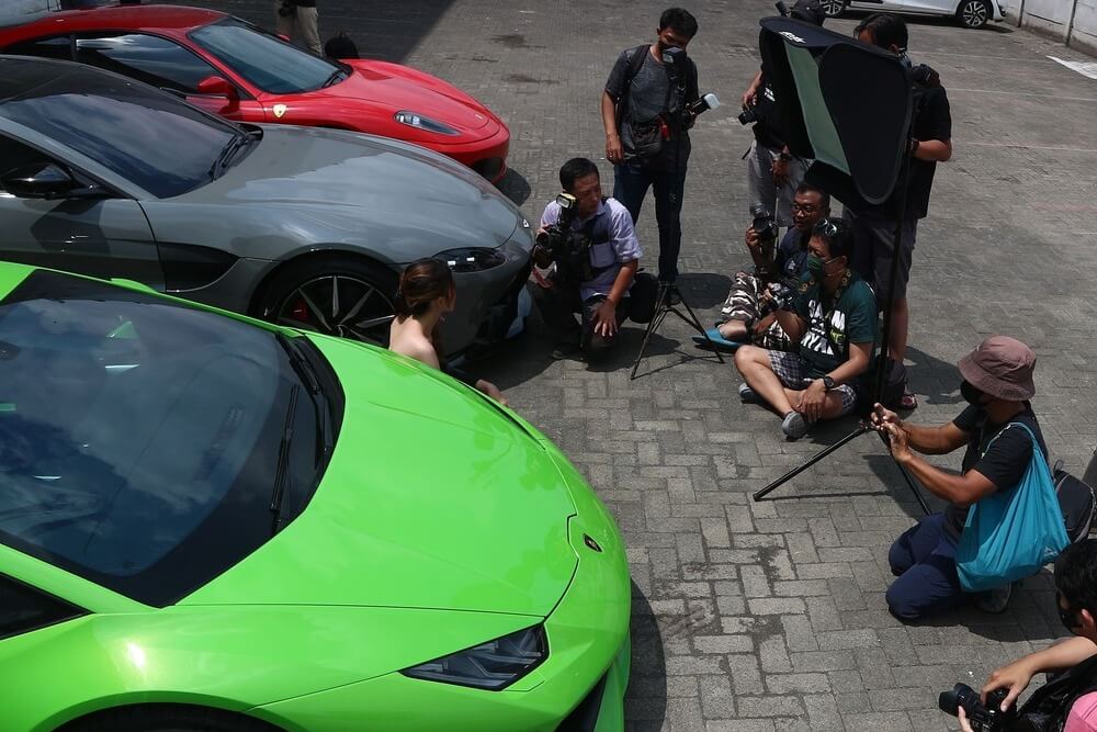 Idées de photoshoot à l'intérieur d'une voiture de sport à Dubai Photoshoot à Dubai