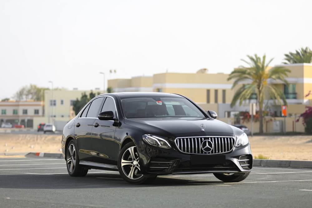 Louer une voiture ou un taxi pour les affaires à Dubai Voiture aux Émirats arabes unis