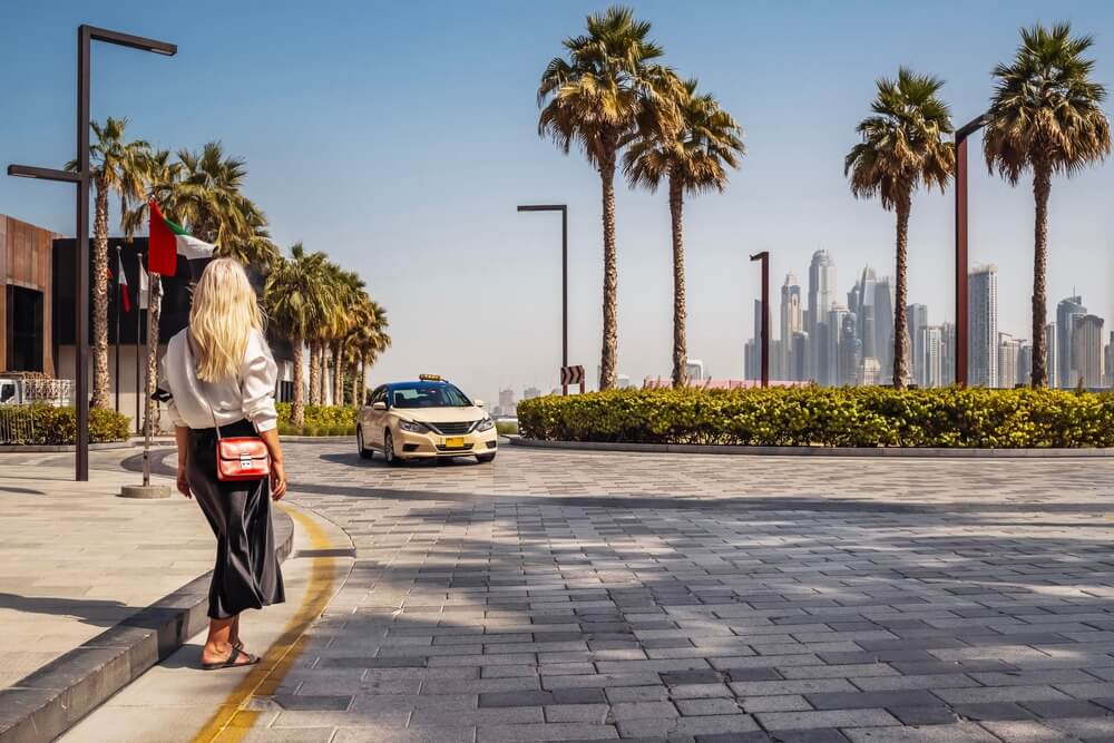 在迪拜旅行时租车还是打车