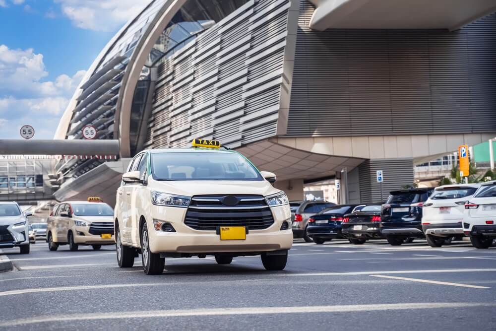 Louer une voiture ou un taxi pour les affaires à Dubai taxi à dubai