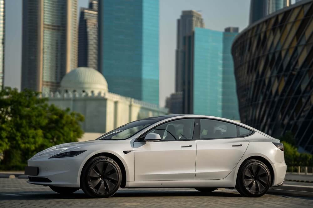 Tesla Model 3 branco no Dubai
