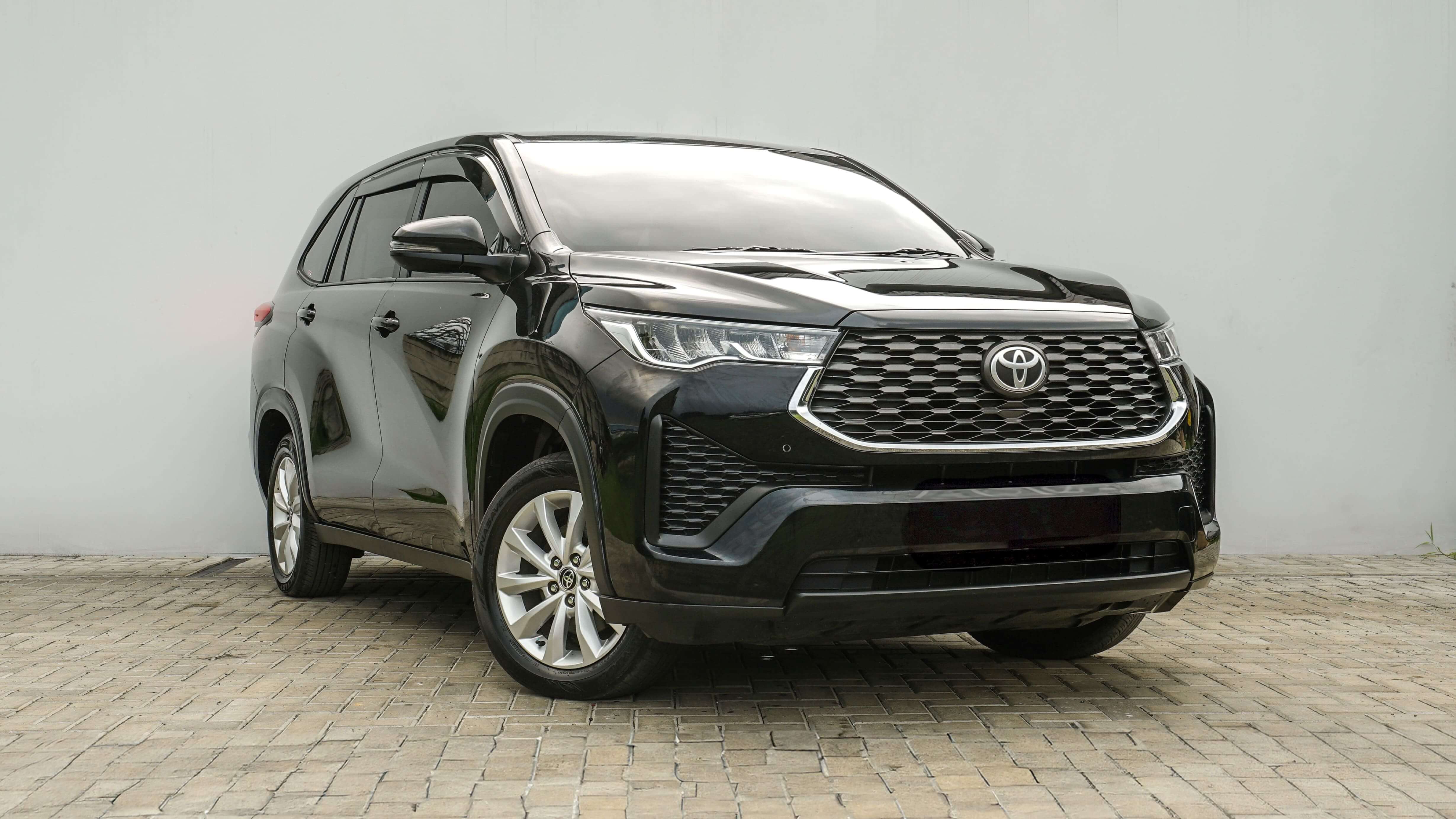 Toyota Innova Black