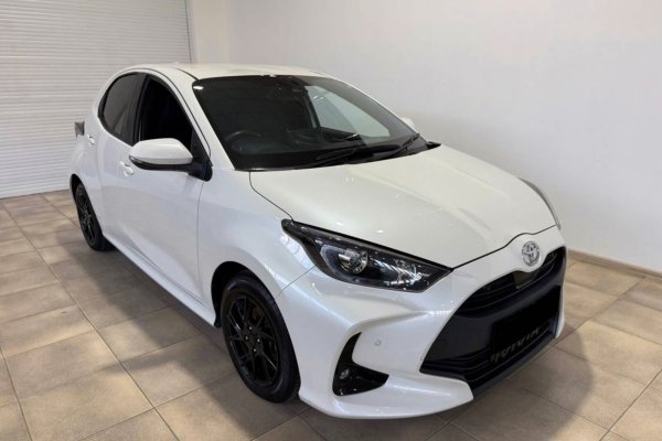 Toyota Yaris белый