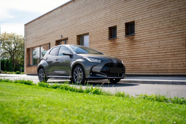 Toyota Yaris серый