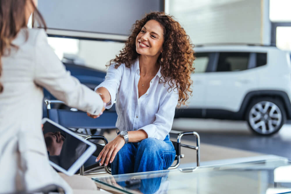 Donna felice che acquista un'auto