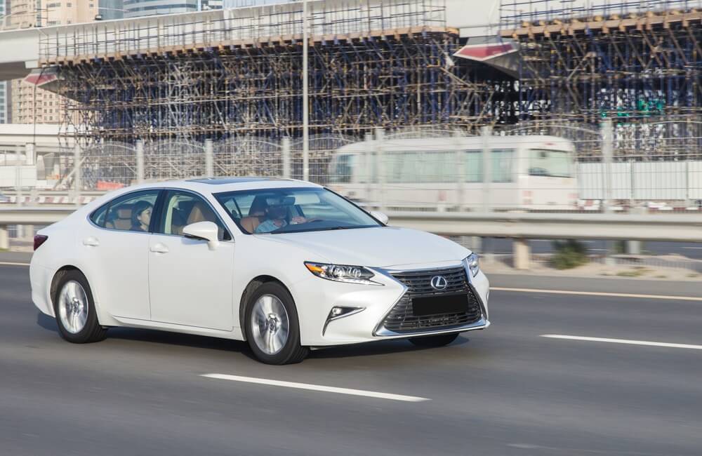 Lexus bianca in viaggio