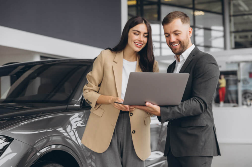 Venditore di auto maschio