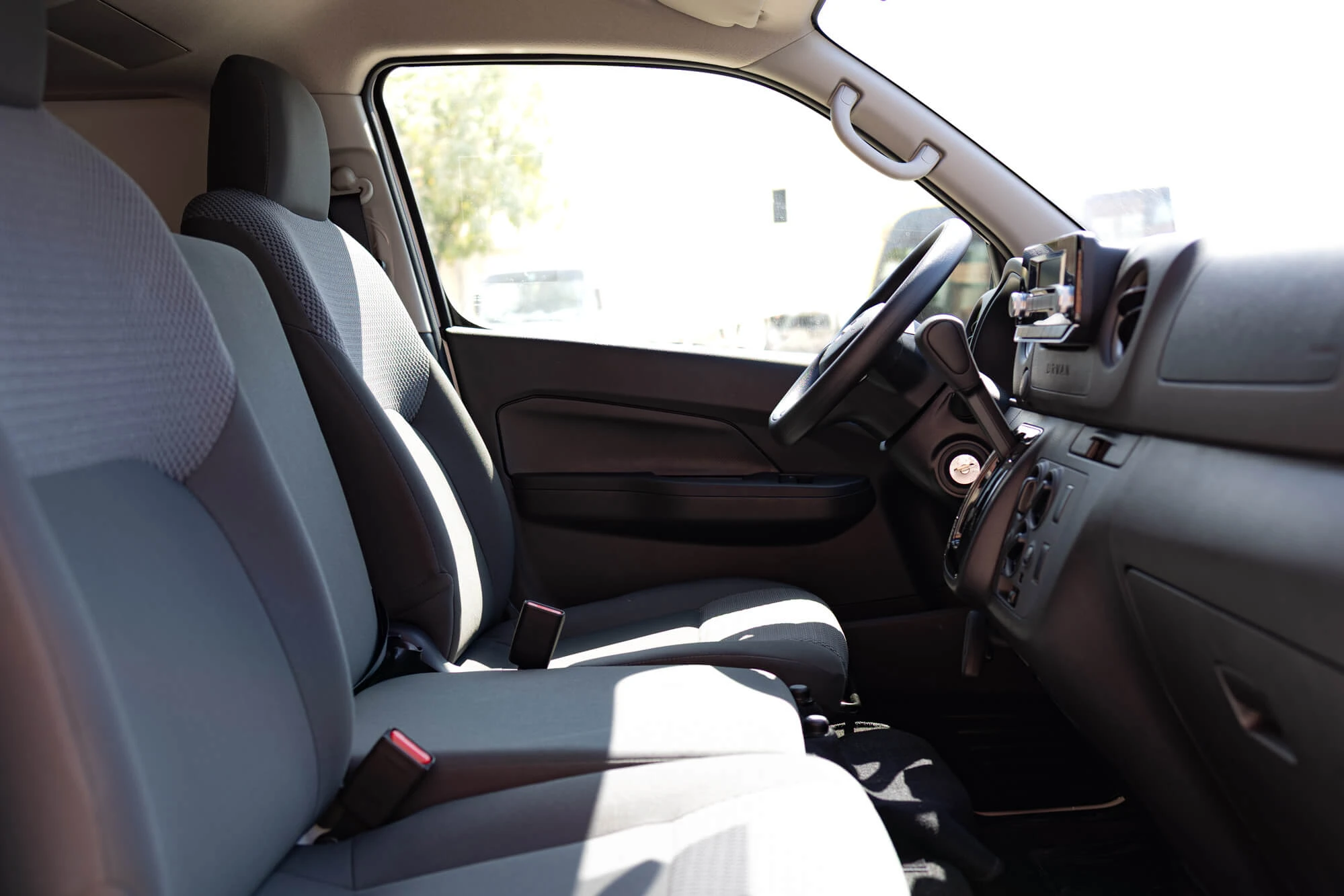 日产乌尔万白色