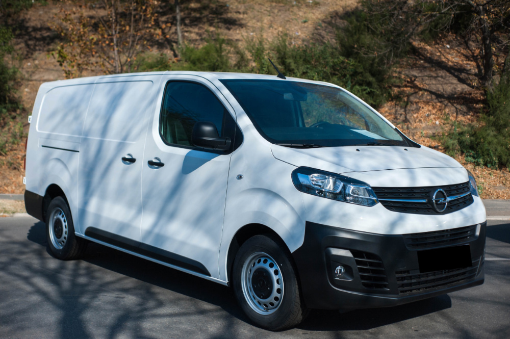 Beste bestelwagens voor koeriers en bezorgers in Dubai Witte Opel Vivaro C facelift vooraanzicht