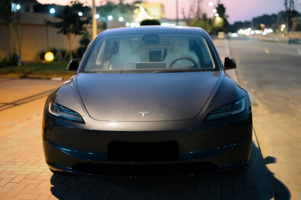 tesla model 3 variant estacionado com elegância numa estrada urbana