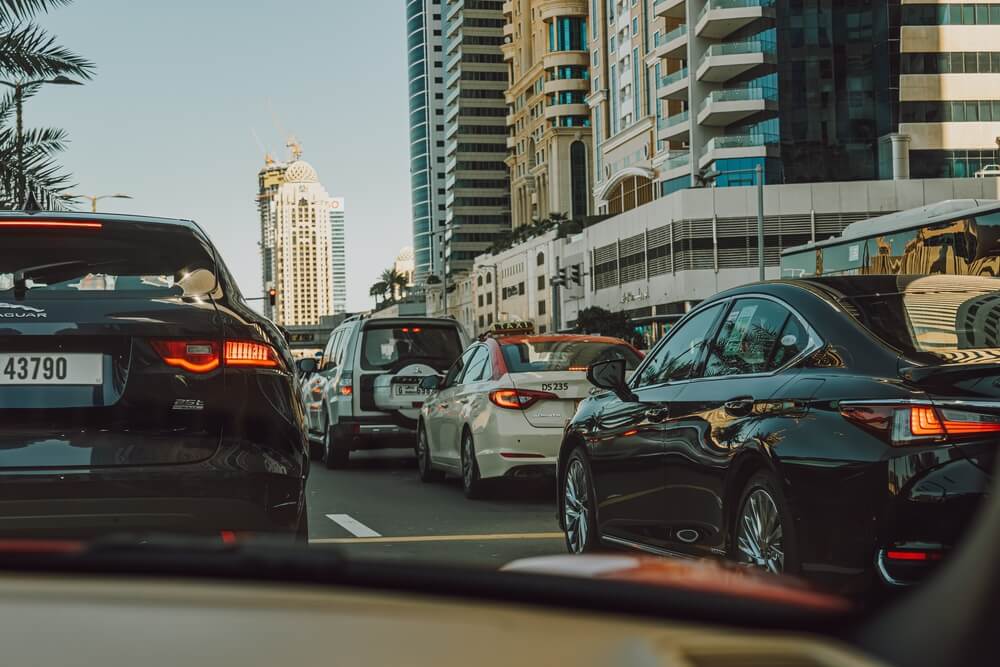 Guía de límites de velocidad en los EAU: Lo que los conductores deben saber Atasco en la zona de Dubai Marina con modernos rascacielos y palmeras