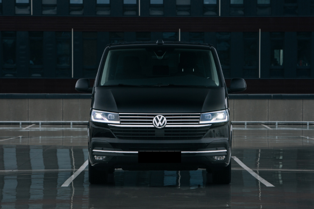 Beste bestelwagens voor koeriers en bezorgers in Dubai Nieuwe Volkswagen Multivan op parkeerplaats van moderne wijk