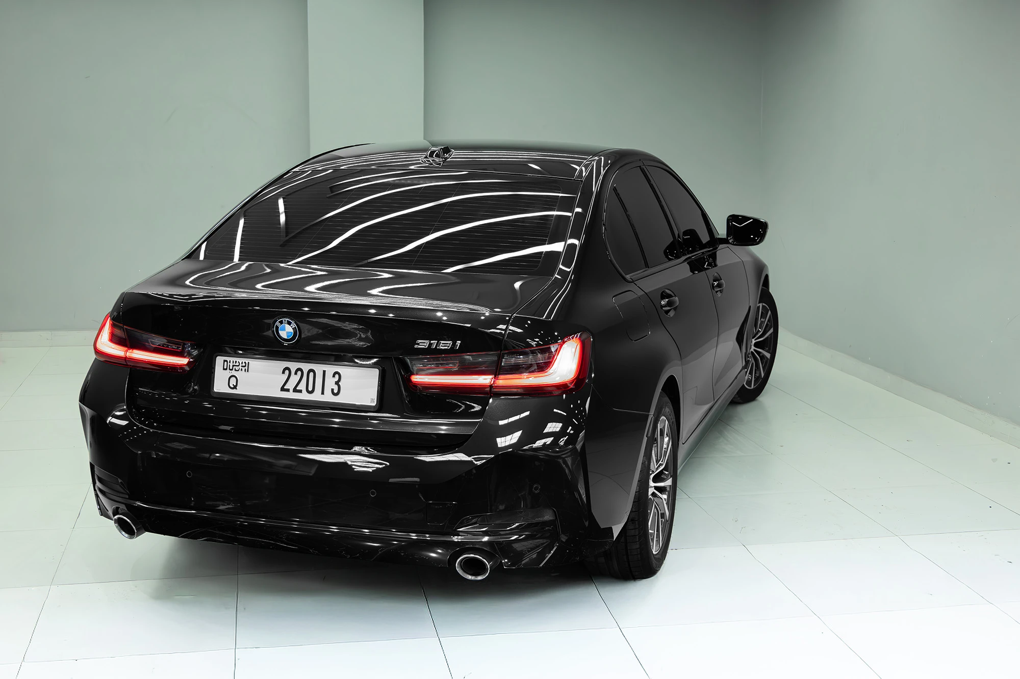 بي إم دبليو 318i الجيل الجديد الأسود