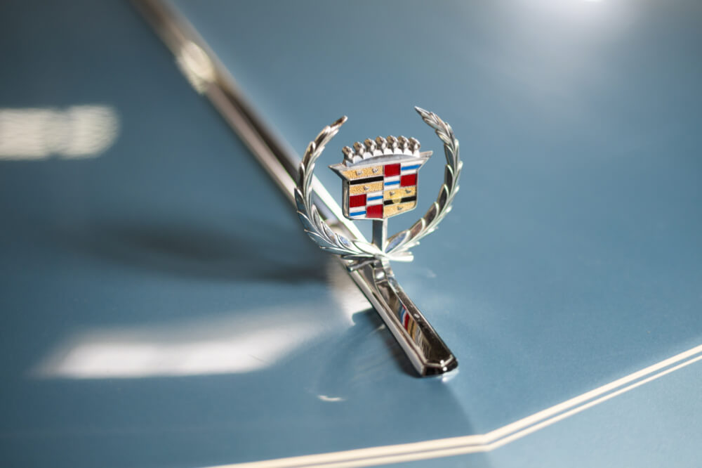 Logo Cadillac sur une voiture ancienne