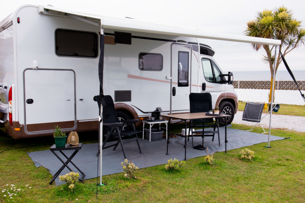 BAE'de Camper Van ile Ziyaret Edilebilecek En İyi Yerler Kıyı kamp alanında geri çekilebilir tenteli modern karavan kurulumu